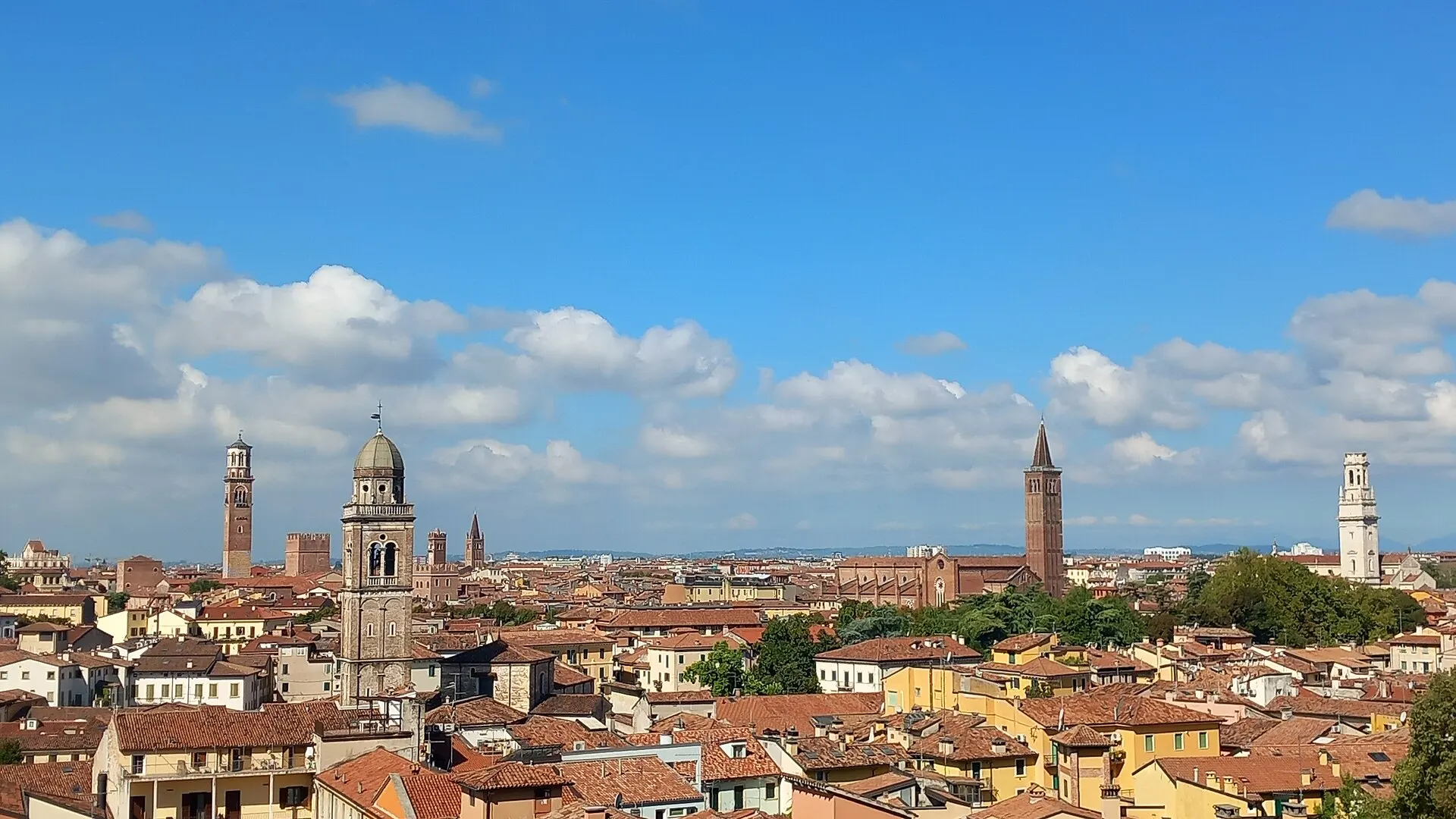 Panorama dei tetti di Verona con torri e campanili